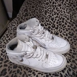 Hi-top Nike Basketball Shoes